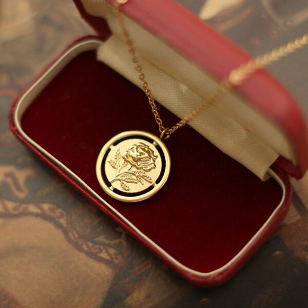 Titanium Steel French Retro Three-dimensional Flower Cutout Rose Necklace Electroplated 18K Gold - Image 3